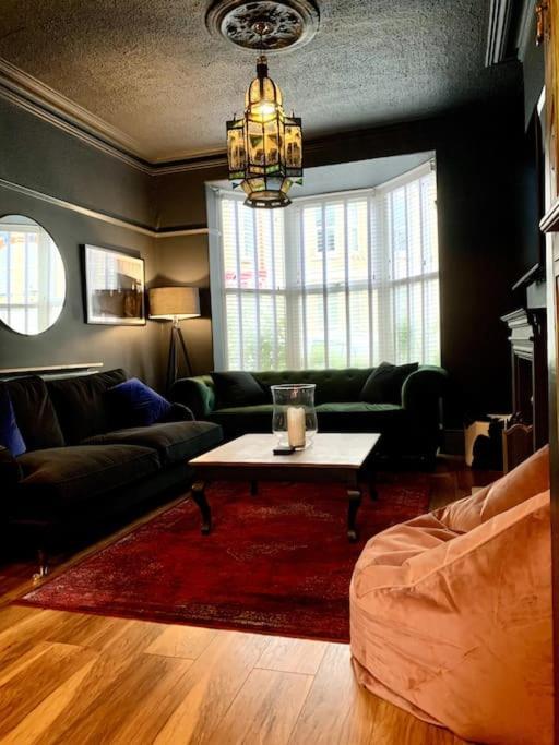Chic Townhouse Near Tunnels Beaches *